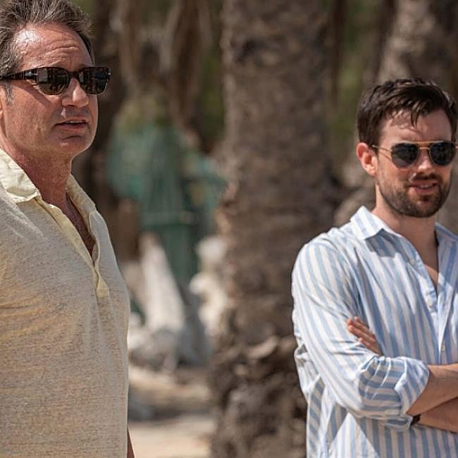 Adam (Jack Whitehall) conseguirá acercarse a la familia de Jamie Tanner (David Duhovny) durante unas vacaciones en Grecia.