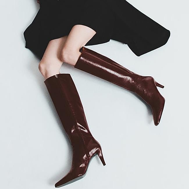 Botas de tacón burdeos, 79,99 euros.