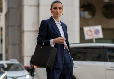 Pantalones de raya diplomática, el clásico que va a salvar tus looks de oficina en cualquier temporada