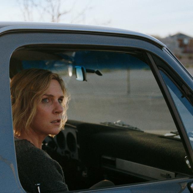 Rhea Seehorn en una imagen de la serie de ciencia-ficción de Vince Gilligan, Pluribus.