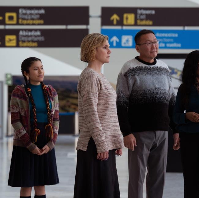 Rhea Seehorn junto a varios personajes del segundo episodio de Pluribus en una escena rodada en el aeropuerto bilbaíno de Loiu.