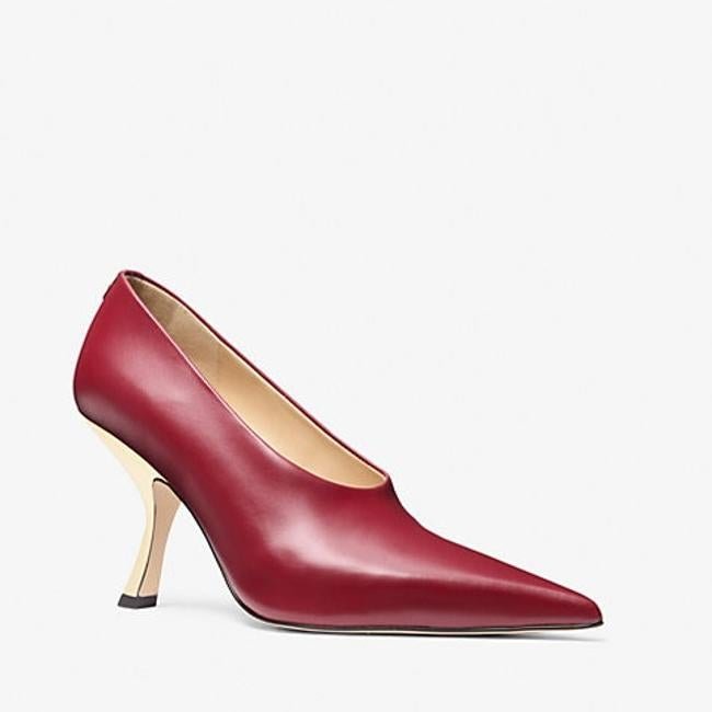 Tacón burdeos y dorados de Michael Kors, 80 euros.