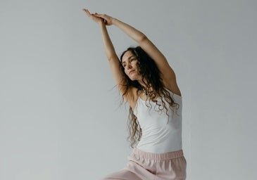 Postura del avión (Dekasana), yoga para tonificar piernas, corregir postura y estilizar silueta a los 50