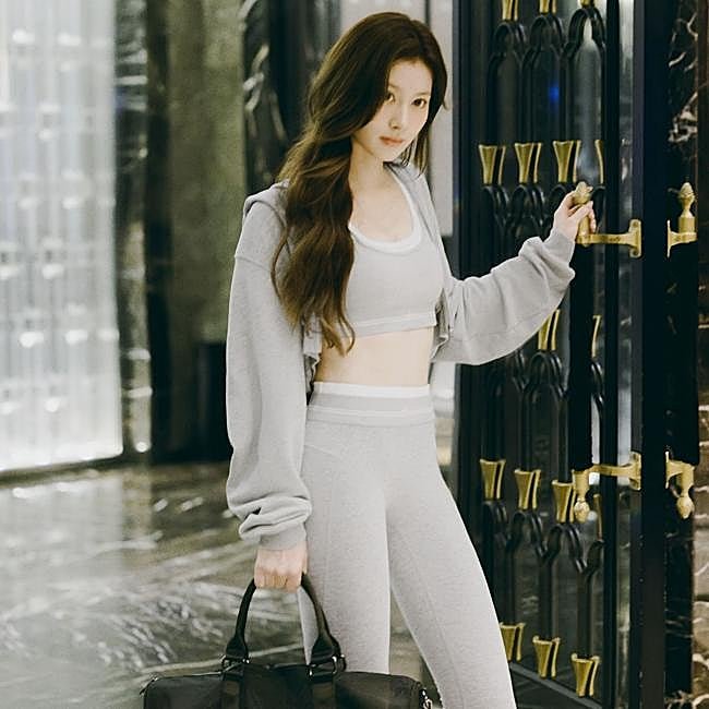 Mujer con un estilismo deportivo.