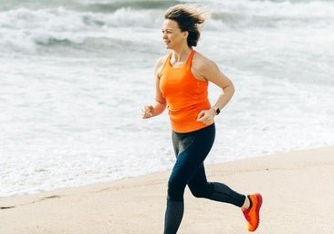 Caminar 7.000 pasos: el número mágico (y científico) para hacer mejor cardio a los 50