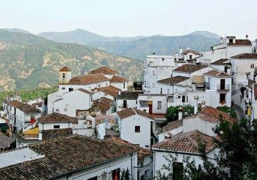 El pueblo bereber de Málaga que tienes que visitar: casas encaladas, balcones con flores y el valle del Genal