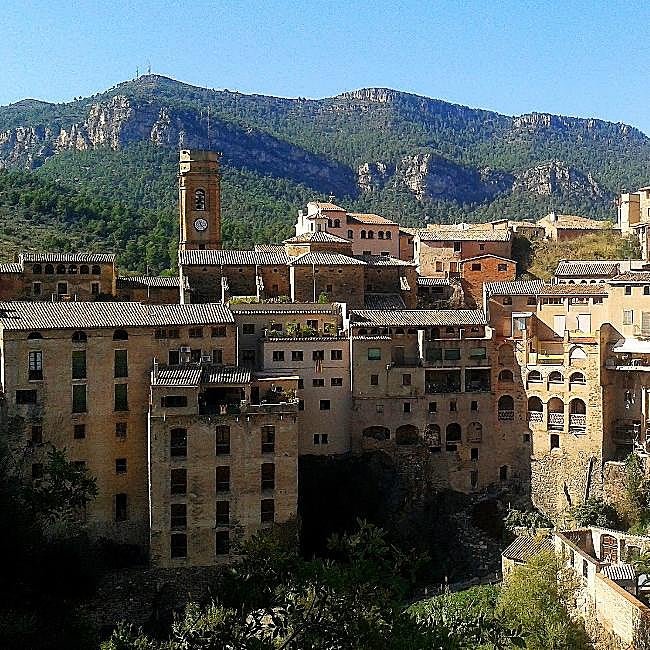 La Vilella Baixa está a la sombra del Montsant, una montaña casi sagrada.