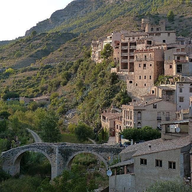 Otra perspectiva de La Vilella Baixa con el puente en primer plano.