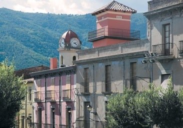 El pueblo de la Selva donde nació la pintora que bate récords en Sotheby's: un bellísimo casco medieval, modernismo y un paisaje bucólico