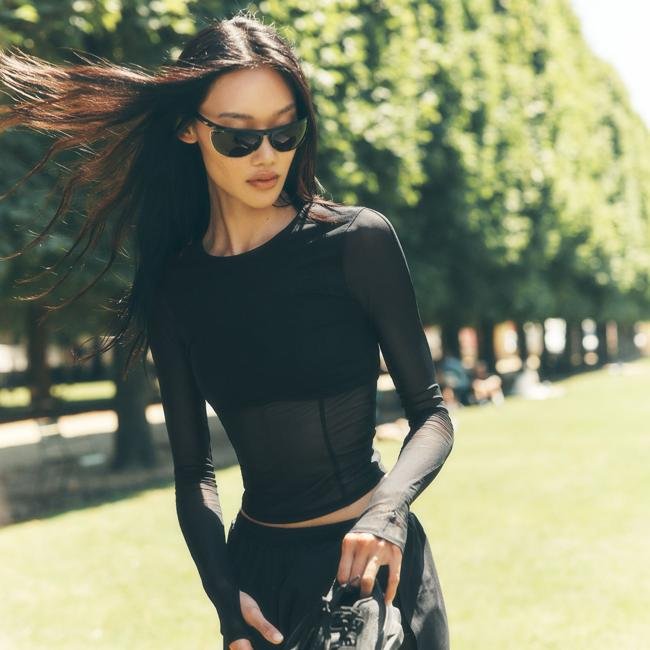 Mujer haciendo ejercicio al aire libre.