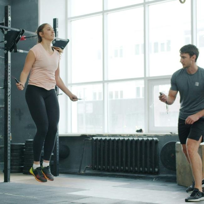 Mujer haciendo salto de comba como ejercicio HIIT.