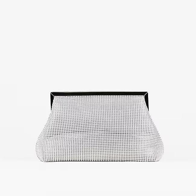 Bolso de fiesta clutch plateado de Paco Martínez, 22,99 euros.