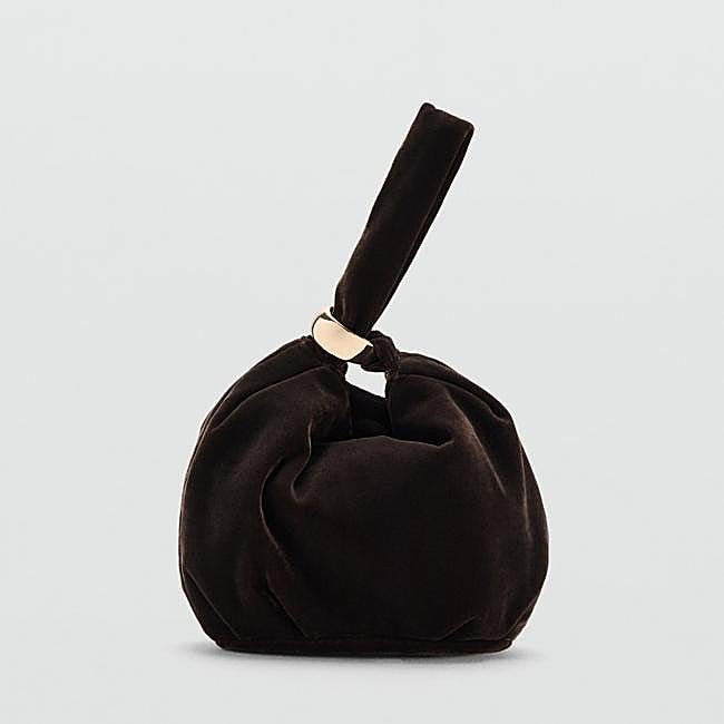 Bolso marrón con toque dorado de Mango, 25,99 euros.