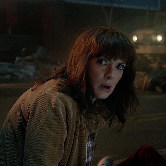 Winona Ryder también regresa como Joyce para una última temporada que promete traernos muchas emociones fuertes.