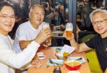 VIDEO: CEO de Nvidia come pollo frito con tanto gusto que causa revuelo en el mercado bursátil