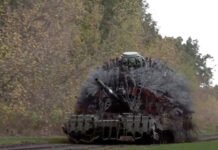 VIDEO: ‘Zar’ de los tanques rusos al estilo ‘Mad Max’ hace pedazos fortificaciones de Ucrania