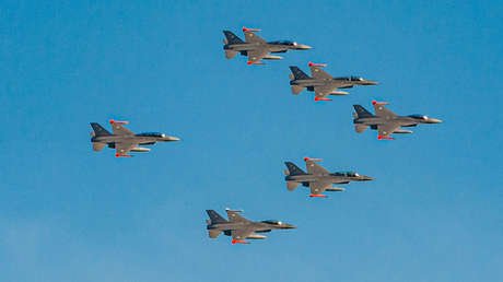 VIDEOS: Cazas F-16 llegan a Argentina y sobrevuelan Buenos Aires