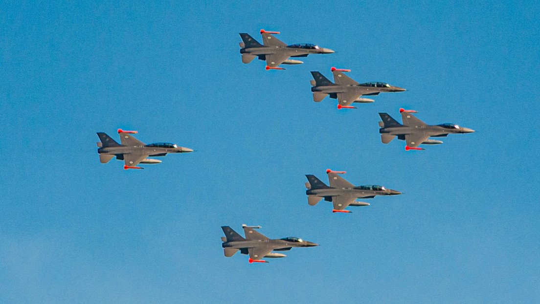 VIDEOS: Cazas F-16 llegan a Argentina y sobrevuelan Buenos Aires