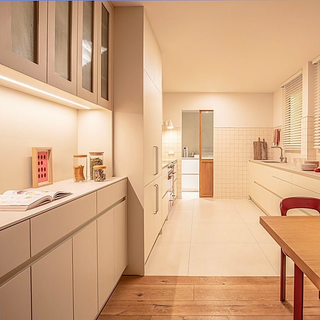 Muchas fugas de calor se producen por puertas y ventanas.