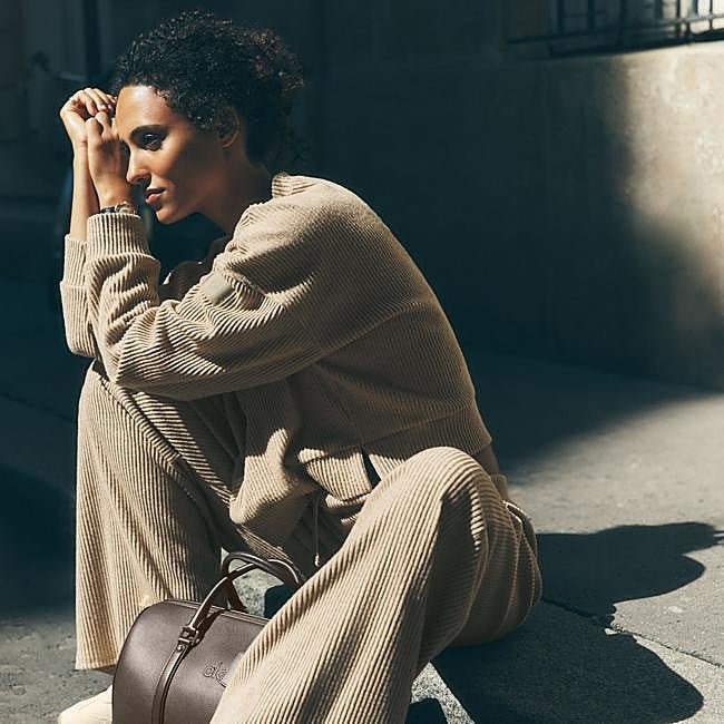 Mujer con un look deportivo en la calle.