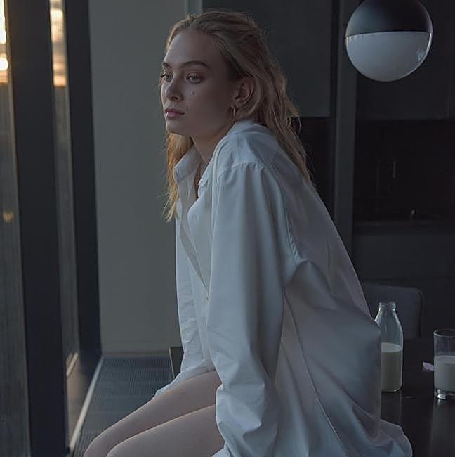 Mujer reflexionando sobre la estabilidad en casa.