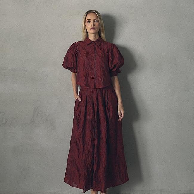 Falda burdeos de Hannibal Laguna Collection, 168 euros.