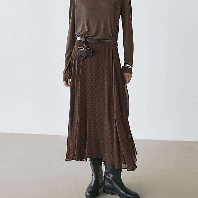 Falda midi fluida en marrón chocolate de Massimo Dutti, 89,95 euros.