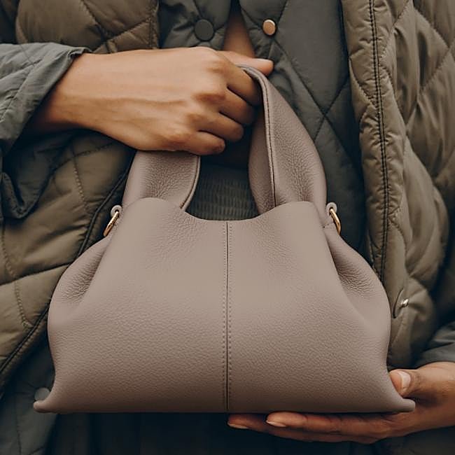 Bolso Neuf mini de Polène, 380 euros.