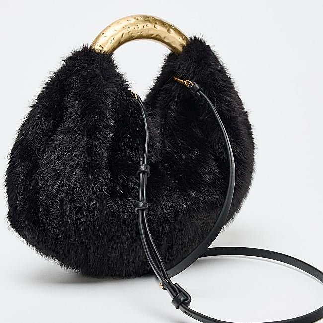 Bolso negro de Zara (29,99 euros)