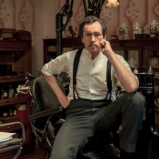 Nolasco Black (Demián Bichir) es un prestigioso dentista que se verá involucrado en la investigación de estos asesinatos