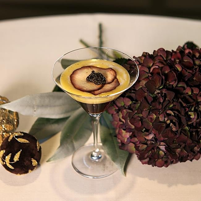 El parmentier de trufa con caviar, la elaboración de Mario Sandoval con la que arranca el menú de Nochevieja del Heriage Madrid Hotel.