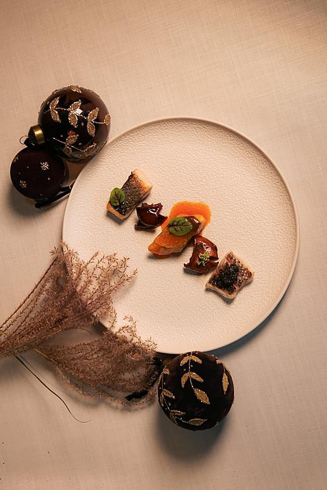 El virrey asado con vinagre de Jerez y escabeche de pimentón, uno de los platos principales del menú de Nochevieja del restaurante Haroma del Heritage Madrid Hotel.