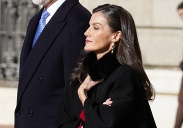 Letizia rescata su look de invierno más elegante para recibir al presidente alemán: capa de Carolina Herrera y abrigo de The 2nd Skin