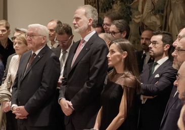 La reina Letizia deslumbra en la embajada de Alemania con rejilla y flecos: repite uno de sus mejores vestidos negros