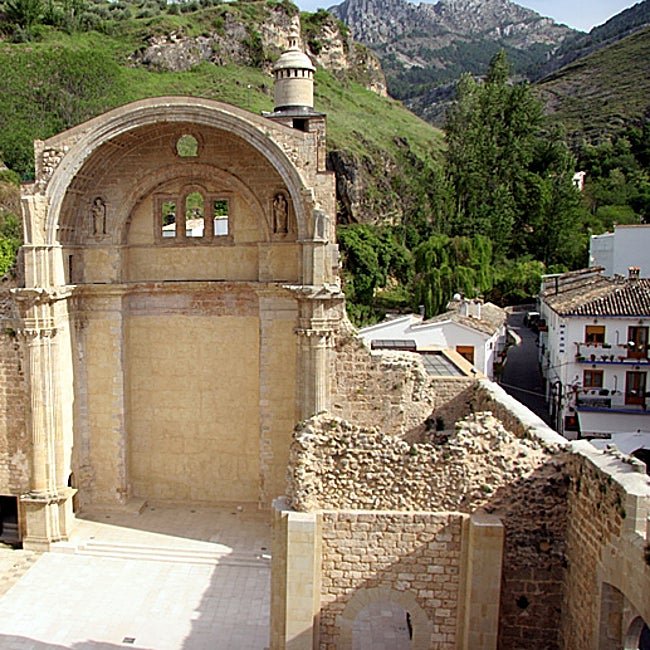Un rincón de las ruinas de la iglesia de Santa María.
