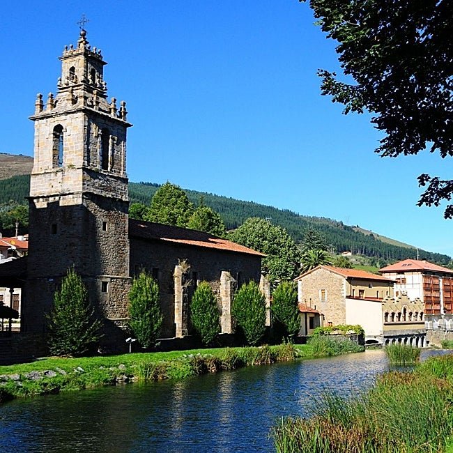 La iglesia de San Juan está junto al río Kadagua, que discurre por Burgos y Vizcaya.