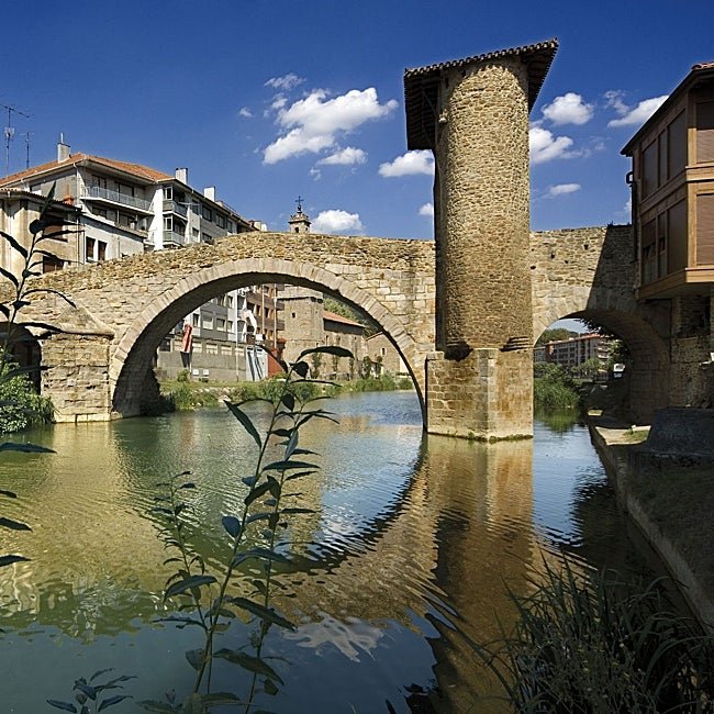 El puente viejo con su torreón es el emblema de este pueblo vasco.