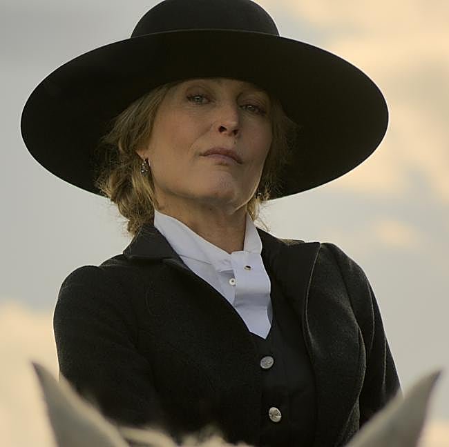 Gillian Anderson en una imagen de Los abandonados, el western femenino de Netflix.