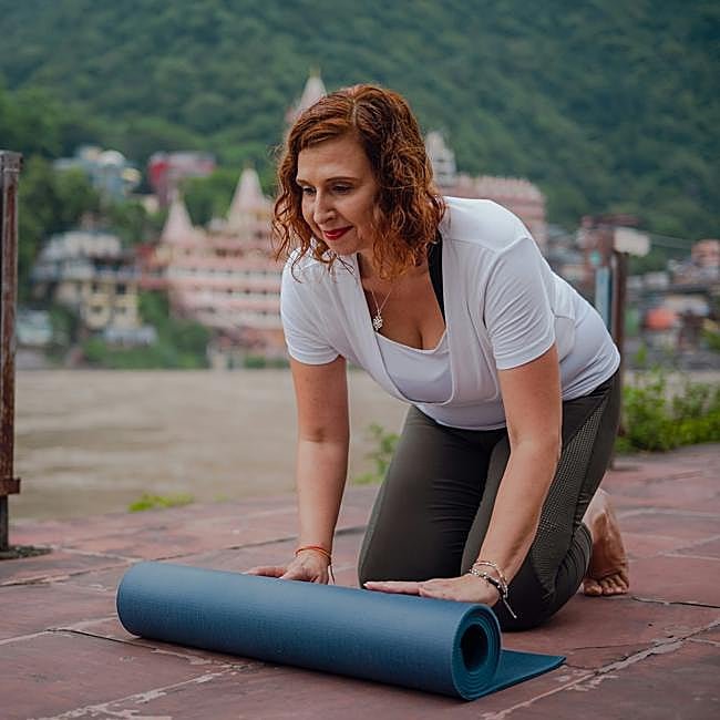 Mujer haciendo ejercicio con esterilla.