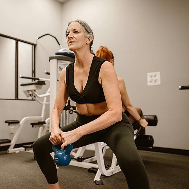 Mujer haciendo ejercicio con mancuernas.