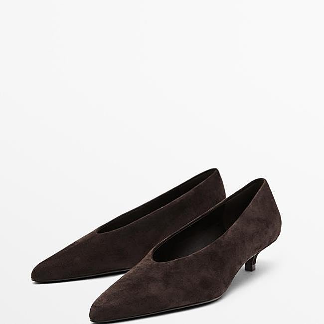 Tacón kitten en ante chocolate de Massimo Dutti, 89,95 euros.