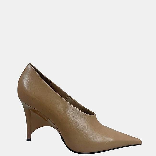 Tacón nude de silueta afilada de Jeffrey Campbell, 160 euros.