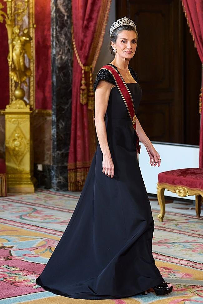 La reina Letizia con las sandalias de tacón de Martinelli x Redondo Brand.