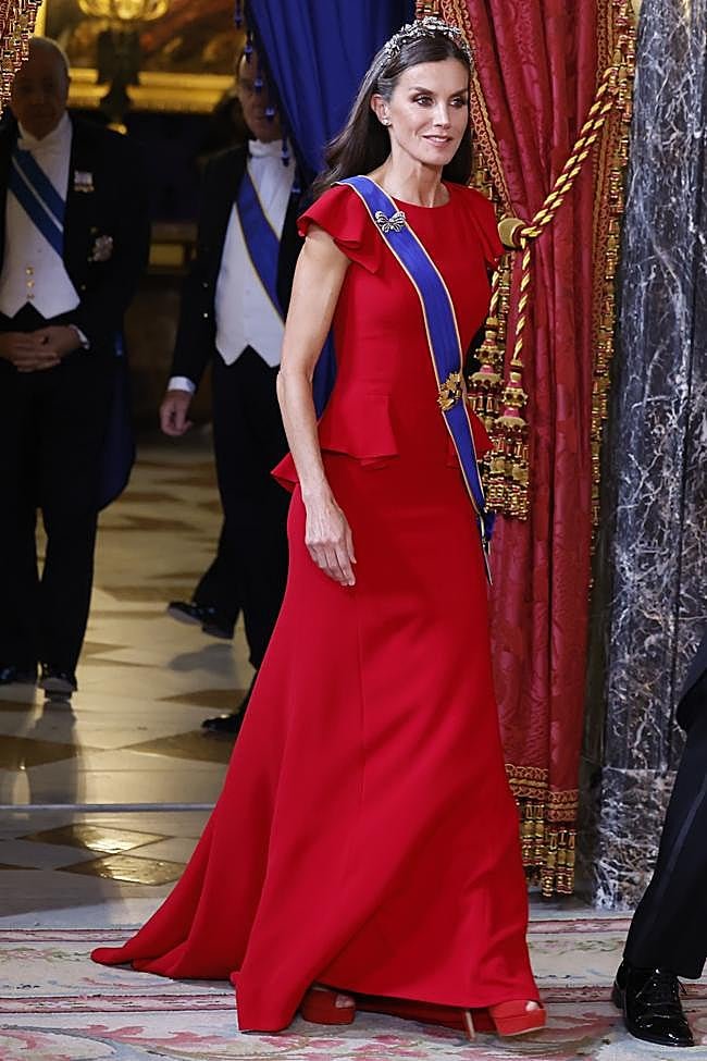 La reina Letizia, en 2023, con unas sandalias de tacón rojas.