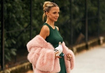 Dos ideas de looks de invitada de invierno originales y elegantes para derrochar estilo