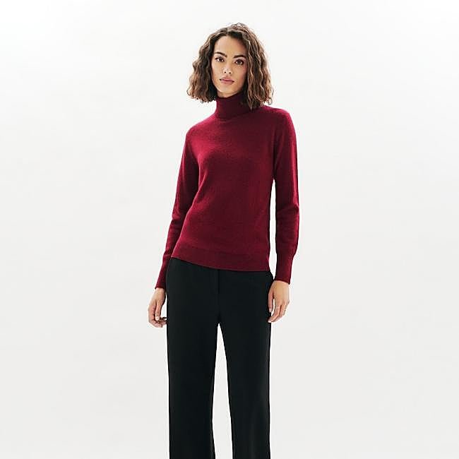 Jersey de cuello vuelto burdeos de Caroll, 125 euros.