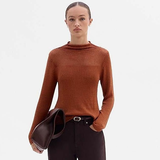 Jersey ligero cuello caja en tono teja de Simorra, 89 euros.