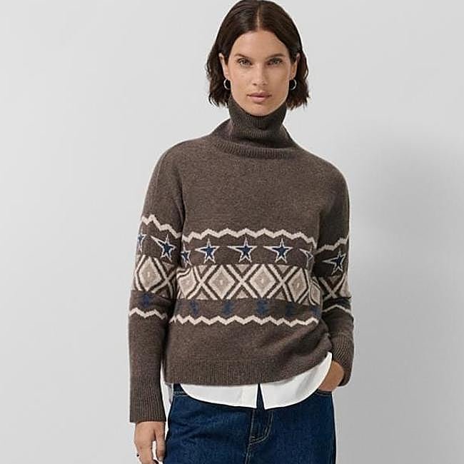 Jersey de cuello vuelto con estampado jacquard invernal de Roberto Verino, 195 euros.