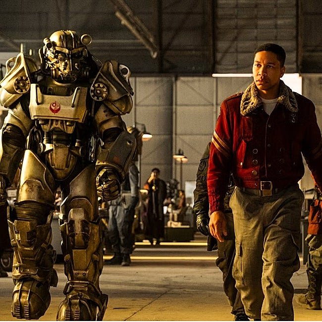 Maximus (Aaron Moten) logra ascender de rango en la Hermandad del Acero.