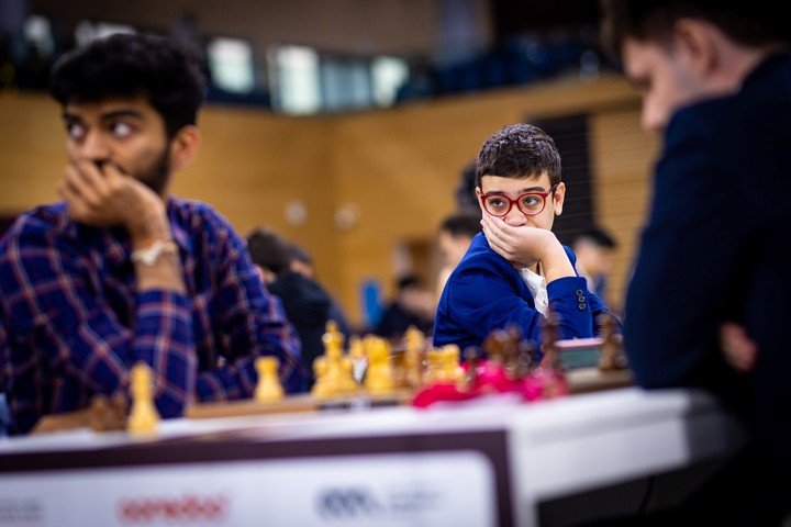 Faustino Oro, con el mismo gesto que el campeón mundial Dommaraju Gukesh, en el Mundial de ajedrez a ritmo rápido, en Doha.
Foto FIDE